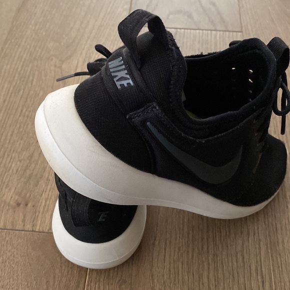 Nike Roshe Original Sneakers - Picture 6 of 8